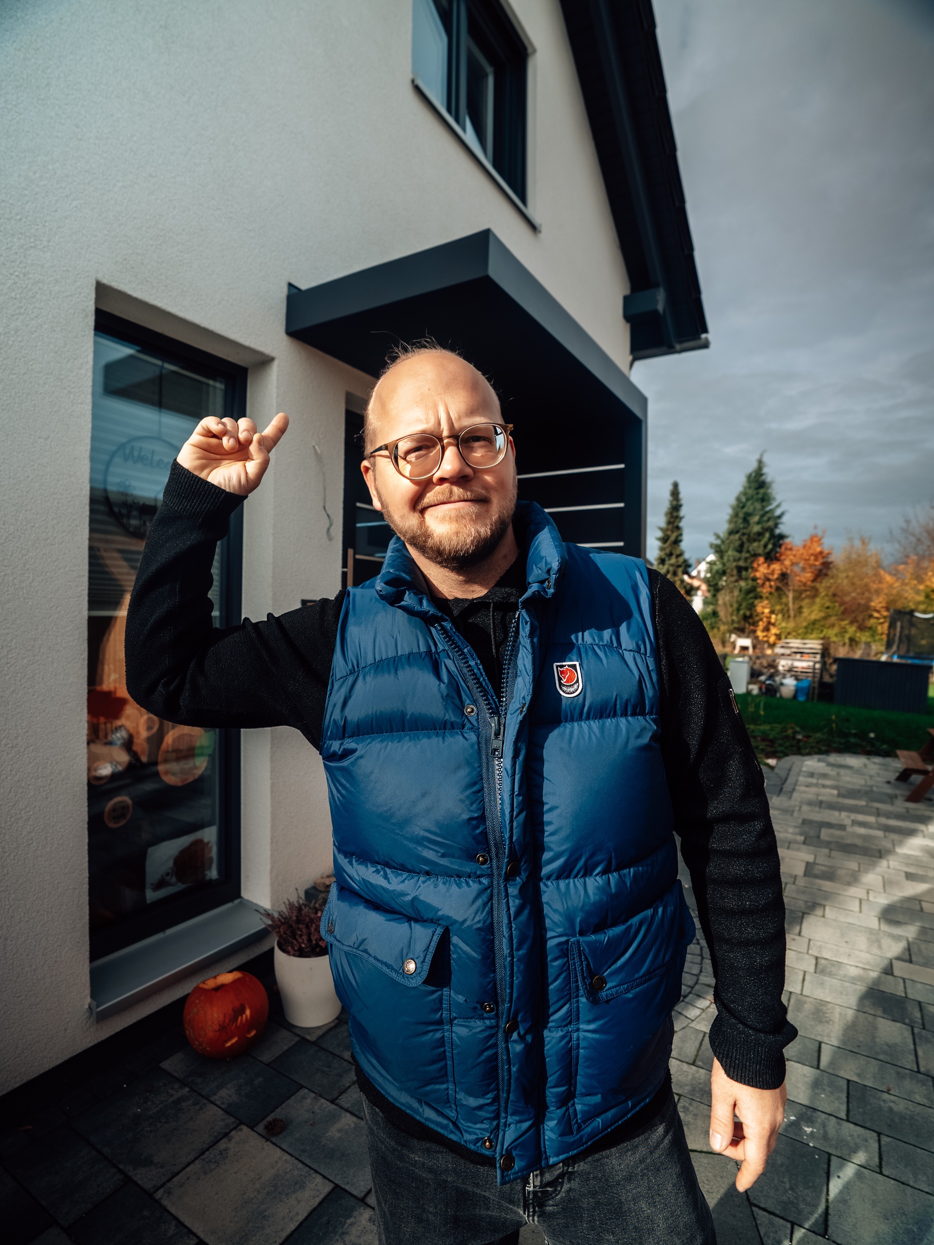 Sebastian Frohme – Inhaber von Polyform – vor einem Vordach-Projekt