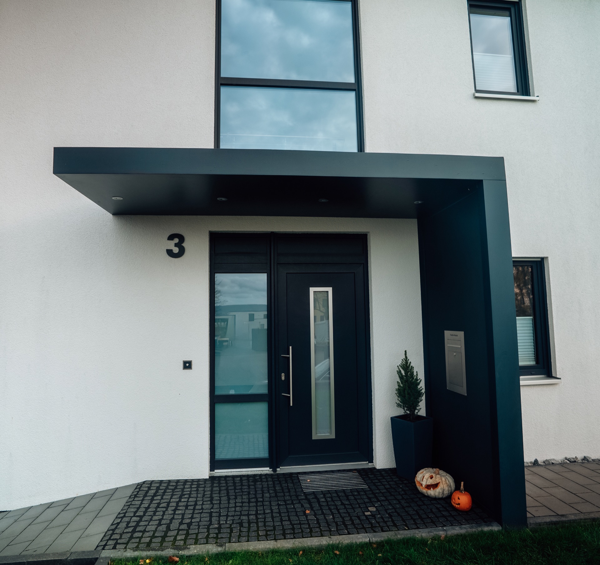 Modernes Vordach in Anthrazit