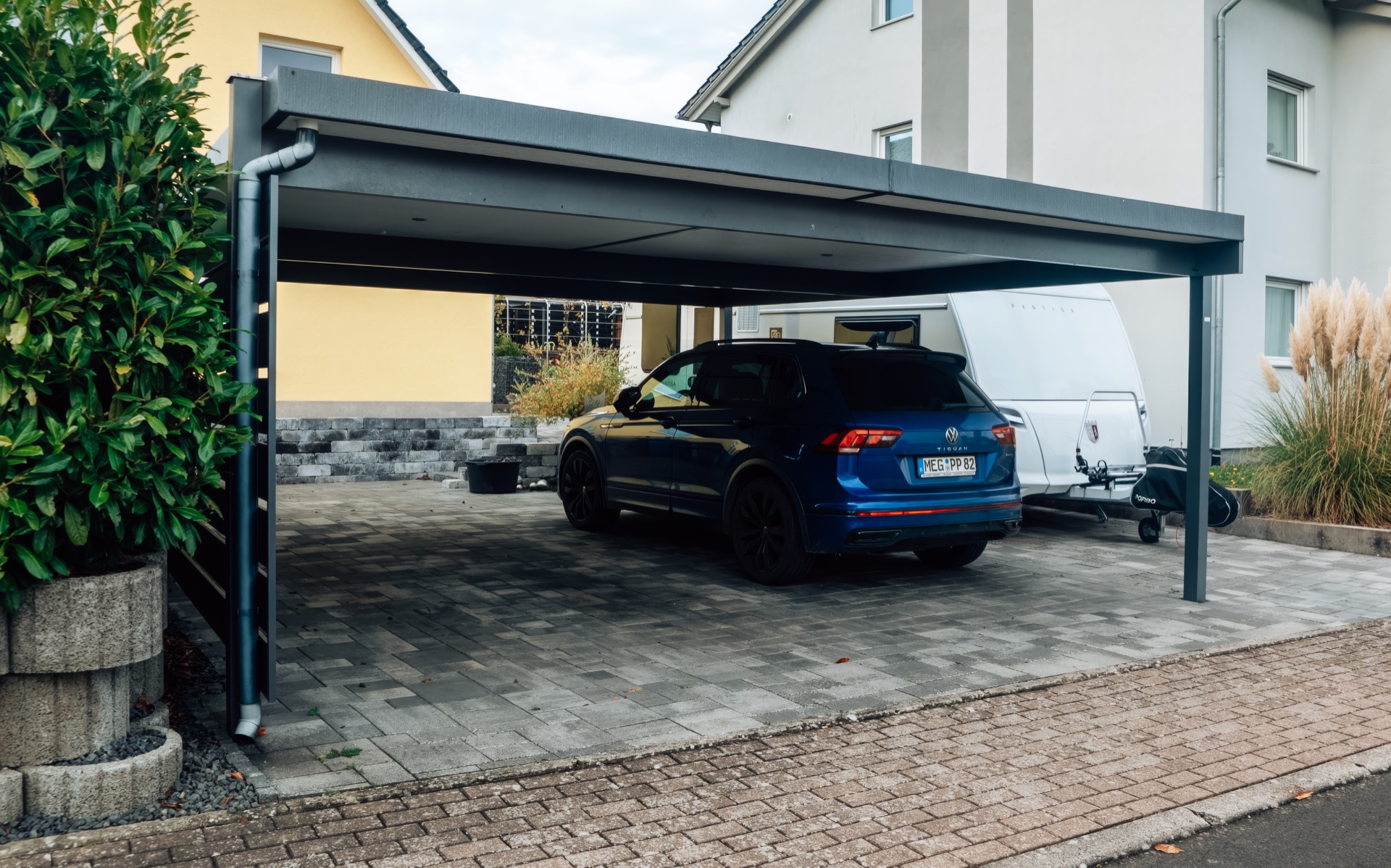 Carport mit Wohnwagen-Stellplatz